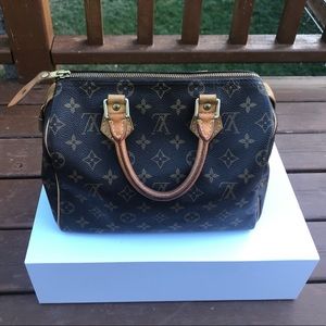 Authentic Speedy 25 classic in monogram print For sale